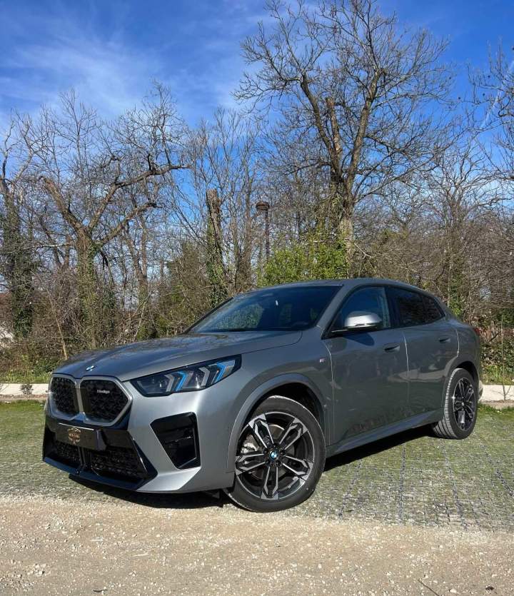 Beau véhicule gris Évry