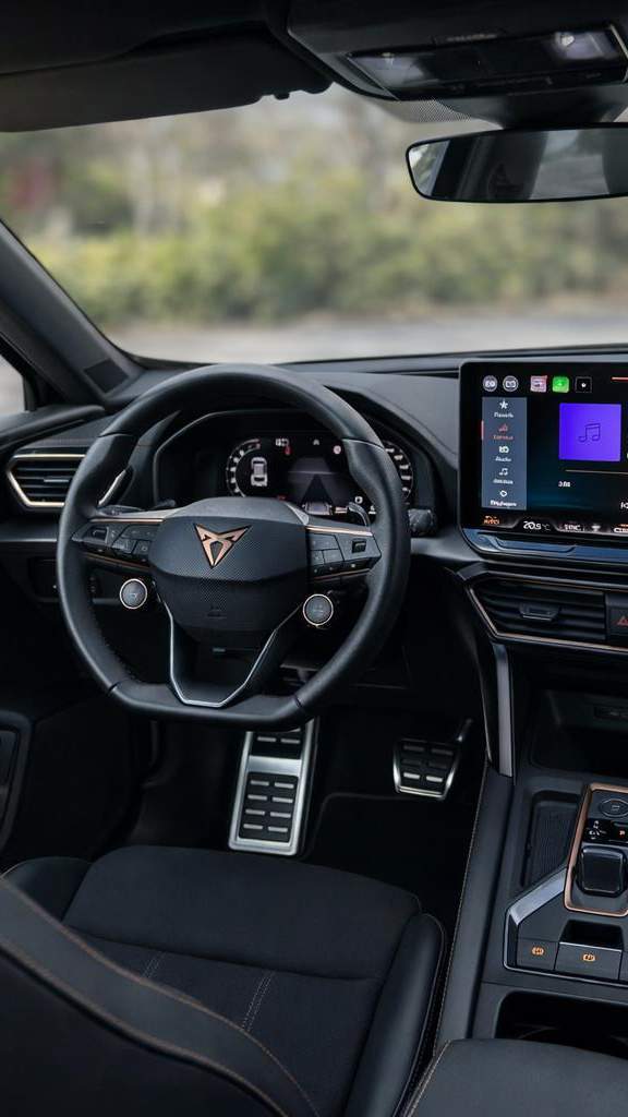 Voiture de location Cupra hybride Évry