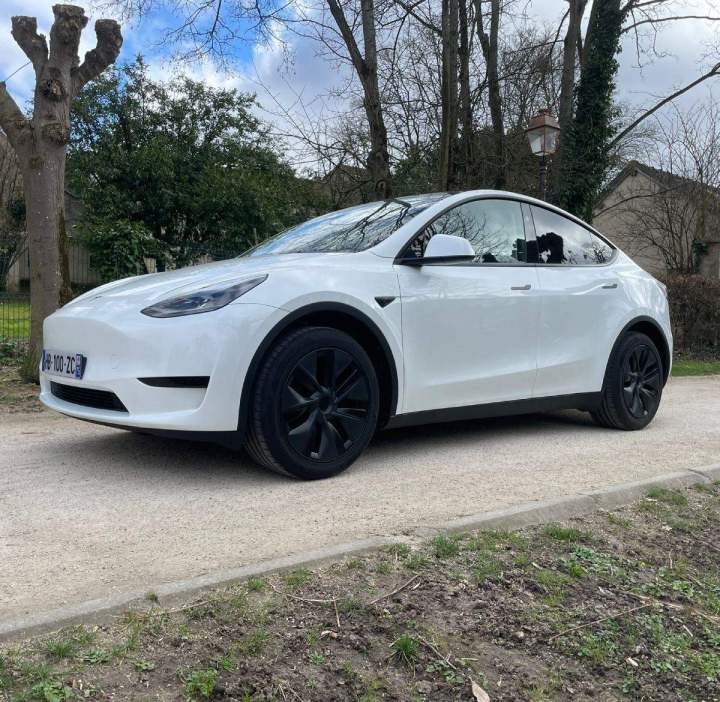 Véhicule électrique Tesla Évry